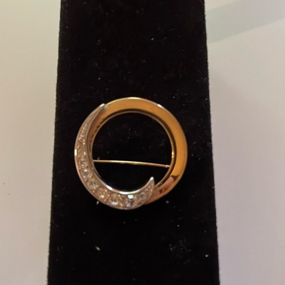 💛✨ Vintage Monet Gold-Tone Circle Brooch with Rhinestone Accents